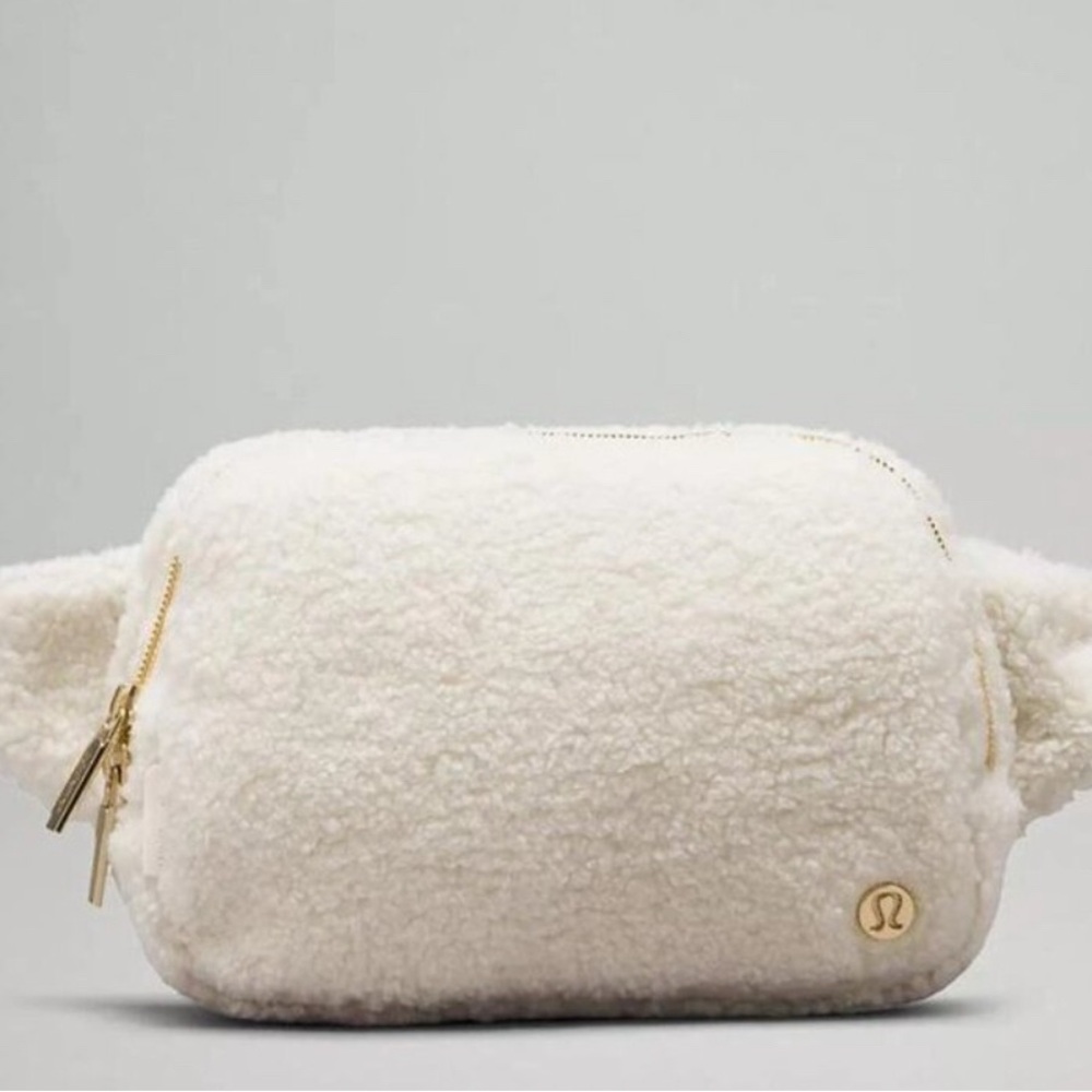 Everywhere Belt Bag Large
Fleece 
Colour White Opal/Gold